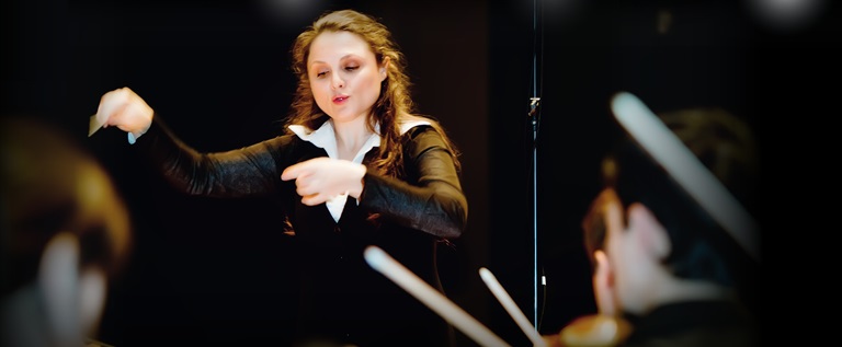 Silvia Tabor - conductor.